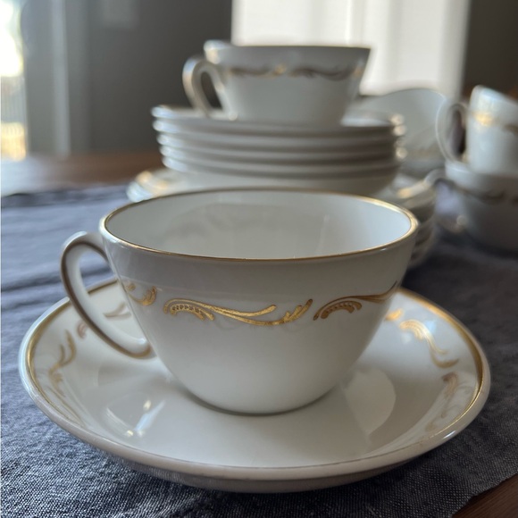 ROYAL STAFFORD AIR CANADA White/Gold Scroll Cup, Saucer, Plate! Set of 6 - Picture 3 of 7